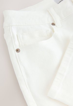 Weiße Baumwoll-Denimhose mit strukturierter Oberfläche, einem Standardbund und einer Gesäßtasche mit metallischem Akzent.