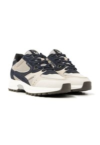 Sneaker mit einem beige-blauen Farbschema, Mesh-Einsätzen, Wildlederakzenten, Schnürsenkeln und einer robusten grauen Gummisohle. Klassisches sportliches Design.