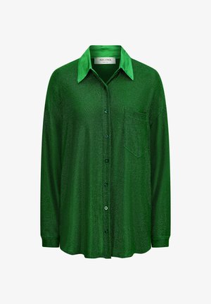 Chemise verte à boutons avec une finition brillante, présentant un col brillant contrastant, une poche poitrine unique et des manches longues.