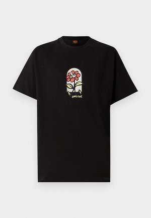 Fekete rövid ujjú póló, amelyen egy piros virág nő át egy fehér, ívelt ablak grafikán, alatta sárga "Santa Cruz" felirattal.