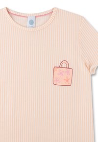 Gestreiftes kurzärmeliges Shirt in Pfirsich und Creme, mit einer kleinen, gestickten pinken Tasche mit floralen Akzenten auf der linken Brust.