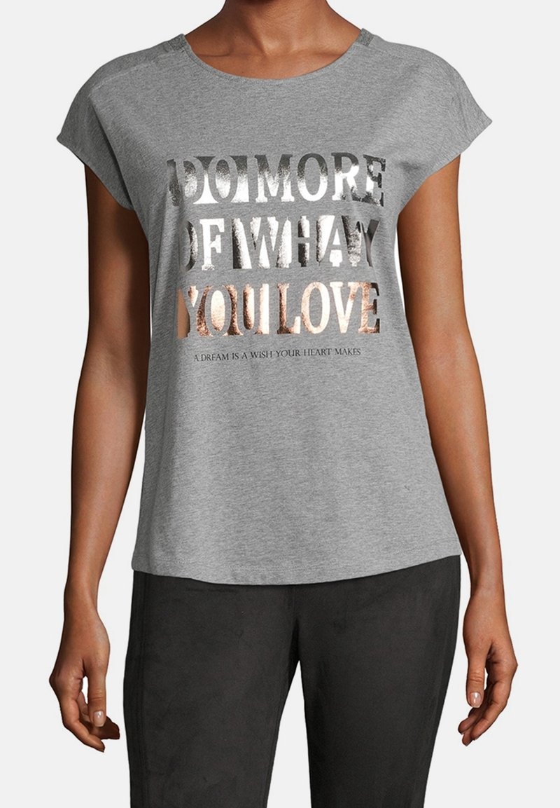 T-shirt grigio a maniche corte con il testo metallico argentato "FAI PIÙ DI CIÒ CHE AMI" e una frase più piccola sottostante, realizzato in tessuto morbido.