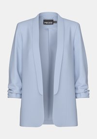 Světle modrý blazer s šálovým límcem, tříčtvrtečními rukávy a uvolněným střihem. Vyroben z hladkého materiálu bez viditelných zapínání nebo vzorů.