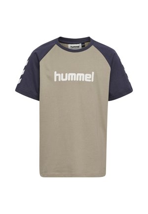 Koszulka z krótkim rękawem z beżowym korpusem, ciemnoszarymi rękawami oraz białym logo "hummel" na przodzie i wzorami w jodełkę na rękawach.