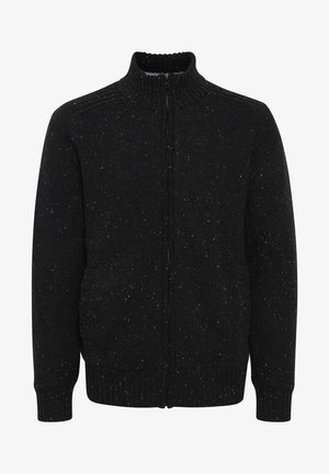 Czarny sweter z zamkiem błyskawicznym i wysokim kołnierzem, o fakturowanym splocie i splotach w odcieniach bieli i brązu. Na rękawach i u dołu ściągacze.