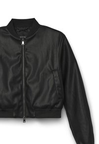 Giacca bomber in pelle nera con chiusura a zip, colletto e polsini a coste. Presenta una texture liscia e tasche laterali per una maggiore funzionalità.