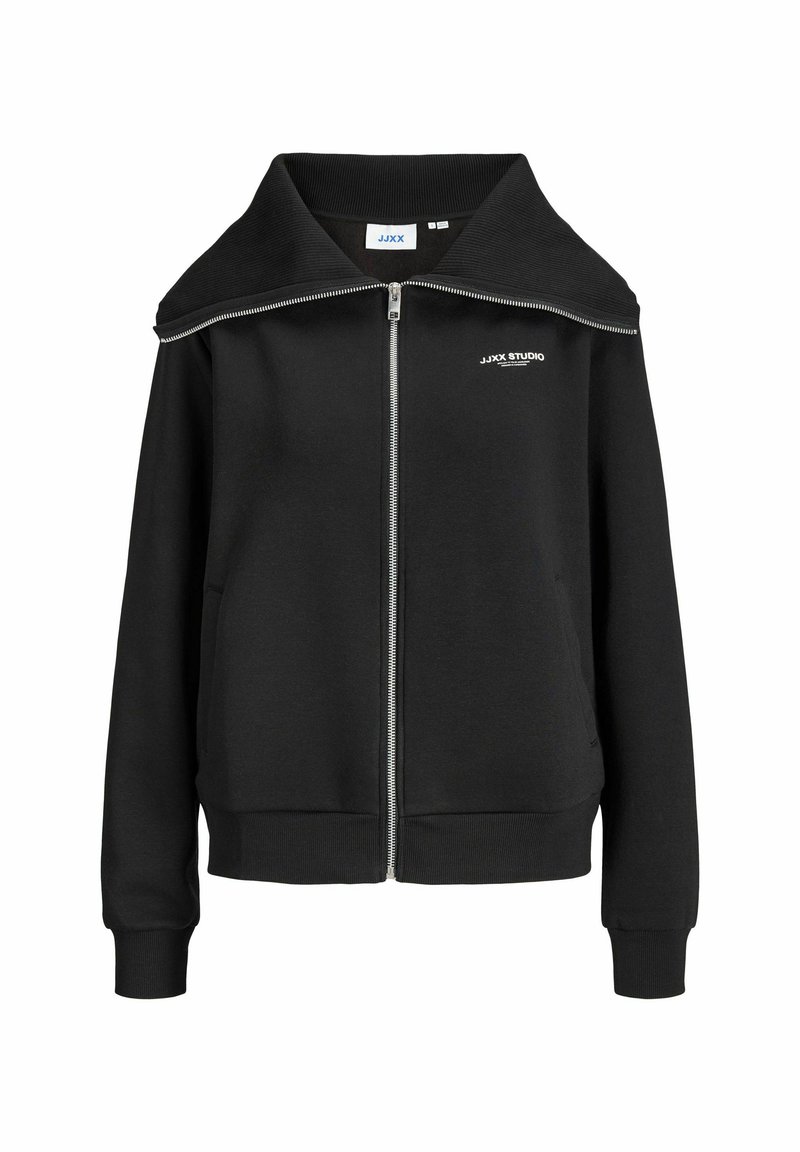 Sudadera negra con cremallera y cuello ancho, con puños y dobladillo acanalados. Presenta bolsillos laterales y un pequeño logo blanco en el pecho. Tejido suave.