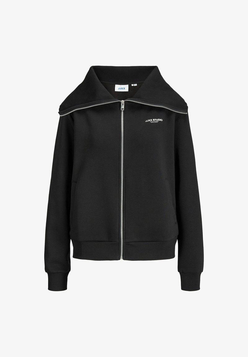 Sudadera negra con cremallera y cuello ancho, con puños y dobladillo acanalados. Presenta bolsillos laterales y un pequeño logo blanco en el pecho. Tejido suave.