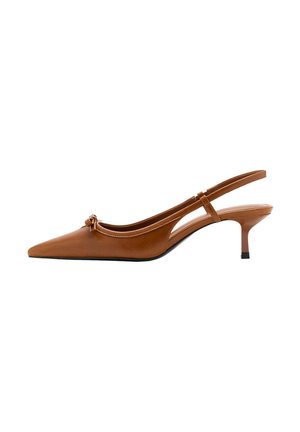 Chaussure à talon kitten en cuir marron avec bout pointu et petit nœud décoratif à l'avant.