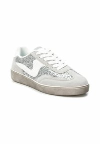 Zapatillas de ante gris con un panel de purpurina plateado, acentos blancos y suela texturizada; diseño clásico de cordones con cuello acolchado para mayor comodidad.