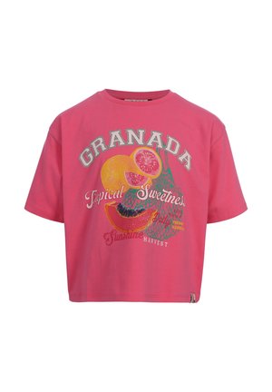 Roze T-shirt met korte mouwen met de tekst "Granada", een afbeelding van tropisch fruit en de zinnen "Typical Sweetness", "Sunshine" en "Daily Fresh Squeeze" op de voorkant.