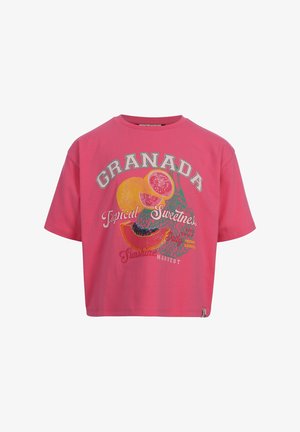 Roze T-shirt met korte mouwen met de tekst "Granada", een afbeelding van tropisch fruit en de zinnen "Typical Sweetness", "Sunshine" en "Daily Fresh Squeeze" op de voorkant.