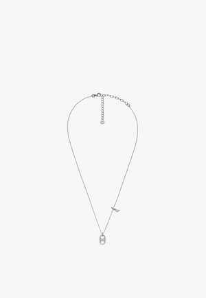 Zilveren ketting met een ovale hanger met een cirkelpatroon en kleine versieringen, aangevuld met een delicate ketting en een vleugelaccent.