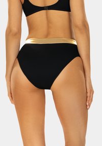 Czarny bikini o wysokim stanie z błyszczącym złotym paskiem w talii. Gładka tekstura, minimalistyczny design i średnie pokrycie.