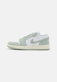 Sneaker bianca e verde chiaro realizzata in suede e pelle, con punta perforata, dettagli testurizzati e suola in gomma.