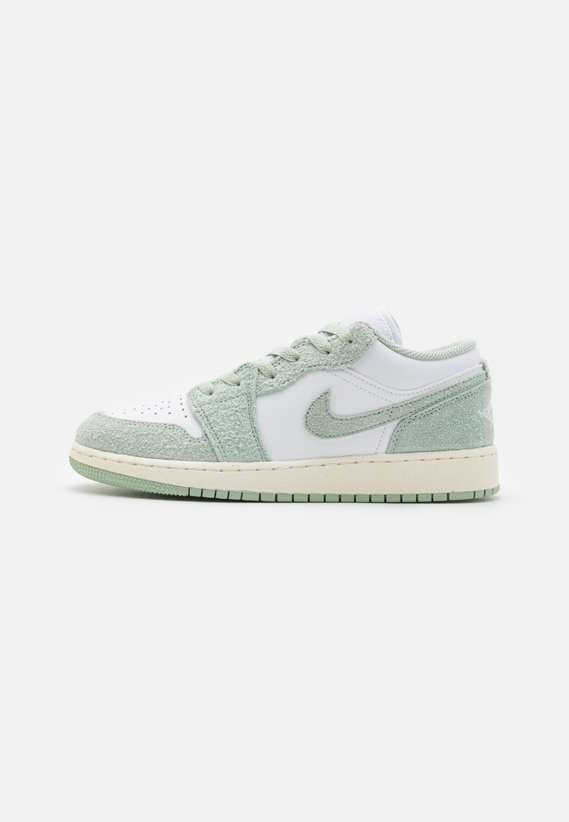 Sneaker bianca e verde chiaro realizzata in suede e pelle, con punta perforata, dettagli testurizzati e suola in gomma.