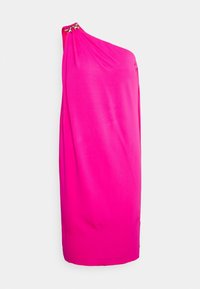 Sukienka na jedno ramię w intensywnym różowym kolorze, z drapowanym fasonem i ozdobnym elementem przy ramieniu. Gładka tekstura, długość do kolan.