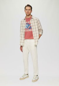 s.Oliver MIT ARTWORK UND FRONT - T-shirt print - himbeere