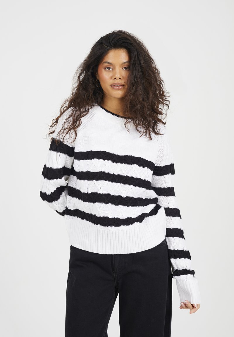 Sweter dzianinowy w białym kolorze z czarnymi poziomymi paskami, z teksturowanym wzorem oraz ściągaczami u dołu i na mankietach. Wykończenie w stylu crew neck.