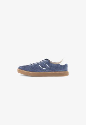 Blauwe suède sneaker met geperforeerde details, witte accenten op de hiel, grijze veters en een gestructureerde bruine rubberen zool.