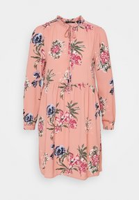 Kukallinen mekko pehmeässä vaaleanpunaisessa kankaassa, jossa on pitkät hihat, pyöreä kaula-aukko, solm yksityiskohta ja monivärinen kukkakuosi, johon kuuluu sinisiä ja punaisia kukkia.