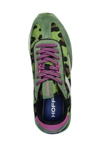 Sneakers verts avec une texture duveteuse, motif camouflage, lacets violets et intérieur noir. Présente un logo blanc et des accents violets.