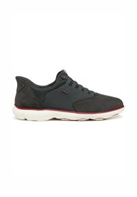 Zapatillas de ante y tejido gris con suela blanca, con detalles en rojo, un diseño elegante y un sistema de cordones clásico.