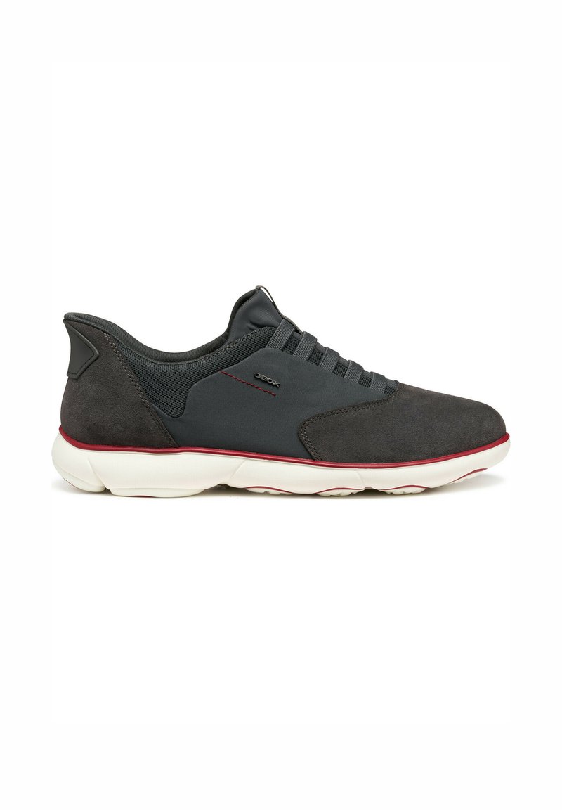 Zapatillas de ante y tejido gris con suela blanca, con detalles en rojo, un diseño elegante y un sistema de cordones clásico.