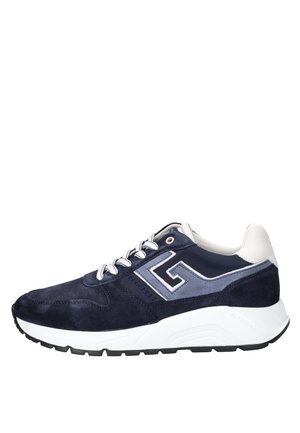 Baskets bleu marine et blanches en suède et mesh, lacets blancs, grand logo "G" et semelle épaisse blanche avec semelle extérieure noire.