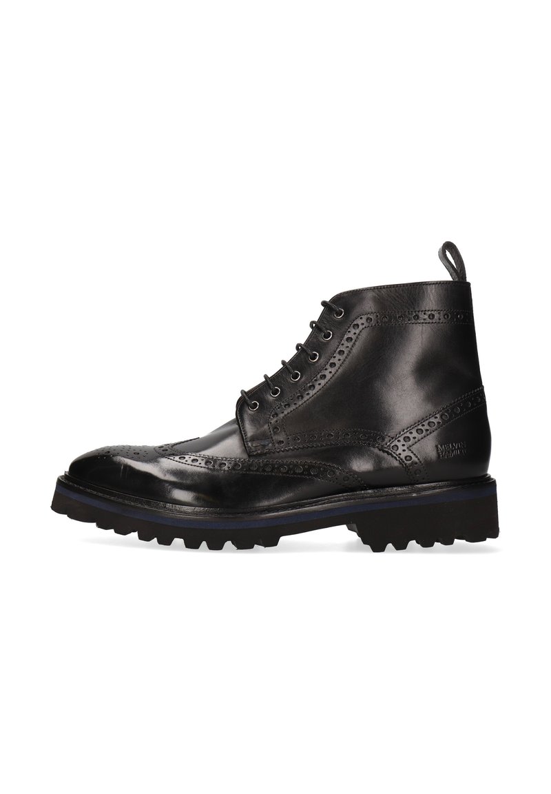 Botín de cuero negro con detalles de brogue, puntera redonda, cinco ojales, suela de goma gruesa y una pestaña en la parte trasera.