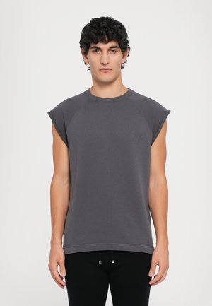 Graues ärmelloses Sweatshirt mit rundem Ausschnitt und geripptem Saum. Verfügt über ein dezentes, eingeprägtes Logo auf der Brust. Aus weichem Baumwollstoff.