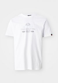 Valkoinen puuvillainen t-paita, jossa on pyöreä kaula-aukko ja lyhyet hihat. Edessä on vaaleansinisellä ja harmaalla painatuksella teksti "Ellesse Italian Riviera."