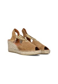 Beige suède wedge sandalen met een open teen, elastische banden en geweven jute details langs de wedge hak. Soepele binnenvoering.