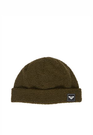 Dunkelgrüne Fleece-Mütze mit umgeschlagenem Rand und kleinem quadratischem Logo vorne rechts.