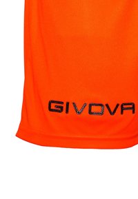 Cască sportivă portocalie strălucitoare, realizată dintr-un material neted; are un logo "GIVOVA" brodat în negru la baza. Design cu mâneci scurte.