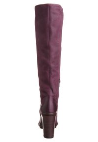 Bota de cuero morada de altura hasta la rodilla con forma tapered, cremallera trasera y tacón de madera apilada. Textura suave con sutilezas en los detalles de costura.