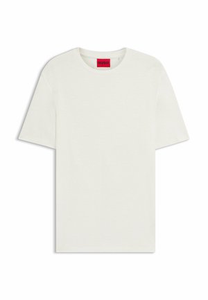 T-shirt bianca a maniche corte con scollo a girocollo e etichetta rossa con il logo HUGO all'interno del colletto, mostrata su sfondo bianco.