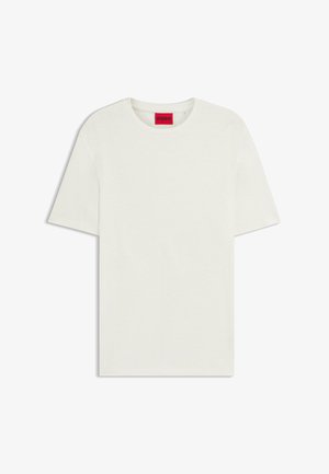 Weißes T-Shirt mit kurzen Ärmeln und Rundhalsausschnitt, mit einem roten HUGO-Logoschild im Innenkragen, auf weißem Hintergrund dargestellt.