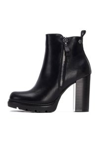 Stivale alla caviglia in pelle nera con cerniera laterale, suola platform, tacco chunky con finitura testurizzata e linguetta sul retro.