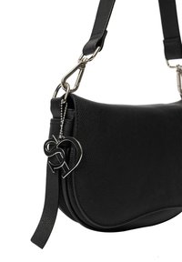 Borsa a spalla in pelle nera dalla forma curva, con una chiusura in metallo argentato e un ciondolo metallico con iniziali sovrapposte.