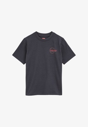 T-shirt grigio scuro in cotone con scollatura a girocollo, caratterizzato da un piccolo logo rotondo rosa sull'area sinistra del petto. Maniche corte.