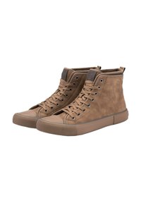 Zapatillas altas marrones hechas de ante texturizado, con ojales de metal, punta redonda y suela de goma a rayas. Los cordones son de un marrón que combina.