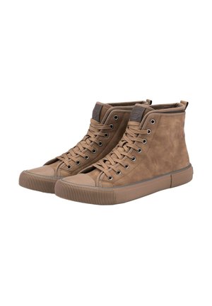 Zapatillas altas marrones hechas de ante texturizado, con ojales de metal, punta redonda y suela de goma a rayas. Los cordones son de un marrón que combina.