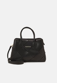 Svart läderhandväska med ett flätat mönster, dubbla handtag på toppen, avtagbar axelrem och guldigt varumärkeslogo på framsidan.