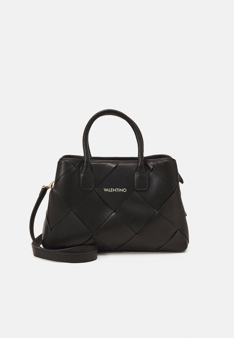 Svart läderhandväska med ett flätat mönster, dubbla handtag på toppen, avtagbar axelrem och guldigt varumärkeslogo på framsidan.