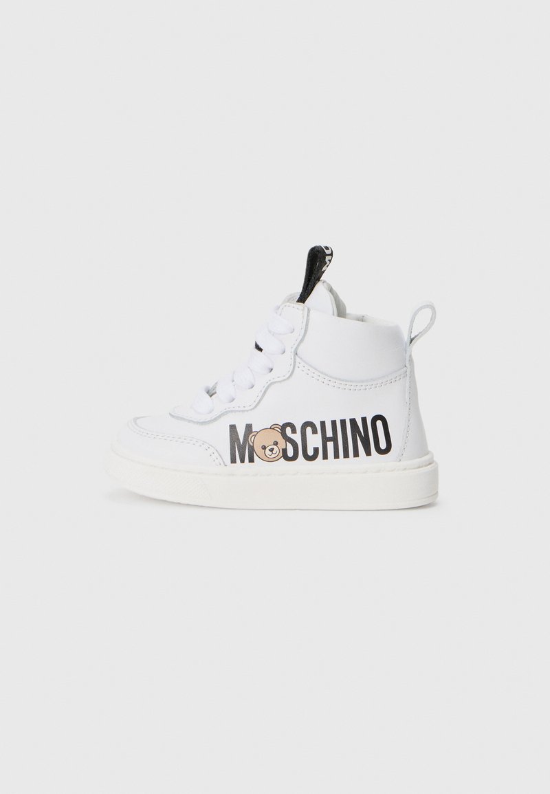 Baltas ādas augstā tipa sporta apava ar lāča grafiku un "MOSCHINO" logotipu, ar gumijas zoli un melnu cilpu.