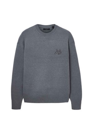 Grijze gebreide trui met geribbelde manchetten en zoom. Heeft een subtiel geborduurd logo op de borst. Zachte textuur, ronde hals.