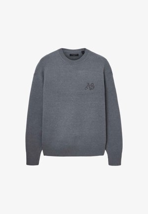 Suéter gris de punto con puños y dobladillo acanalados. Presenta un logo bordado sutil en el pecho. Textura suave, diseño de cuello redondo.