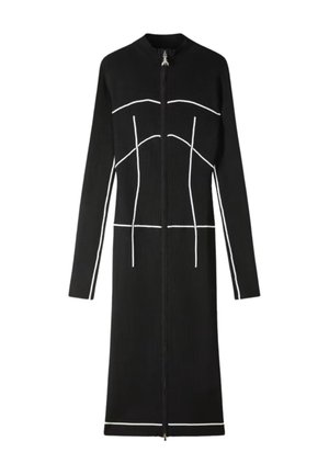 Vestito nero a costine con maniche lunghe, colletto alto, zip frontale completa e strisce verticali bianche a contrasto sul corpetto e sull'orlo.