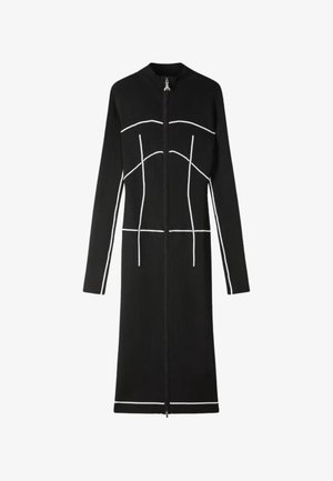 Vestito nero a costine con maniche lunghe, colletto alto, zip frontale completa e strisce verticali bianche a contrasto sul corpetto e sull'orlo.